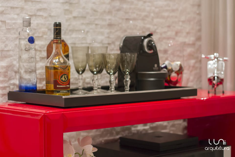 Aparador de marcenaria em laca vermelho com adega para área com bebidas e mini bar