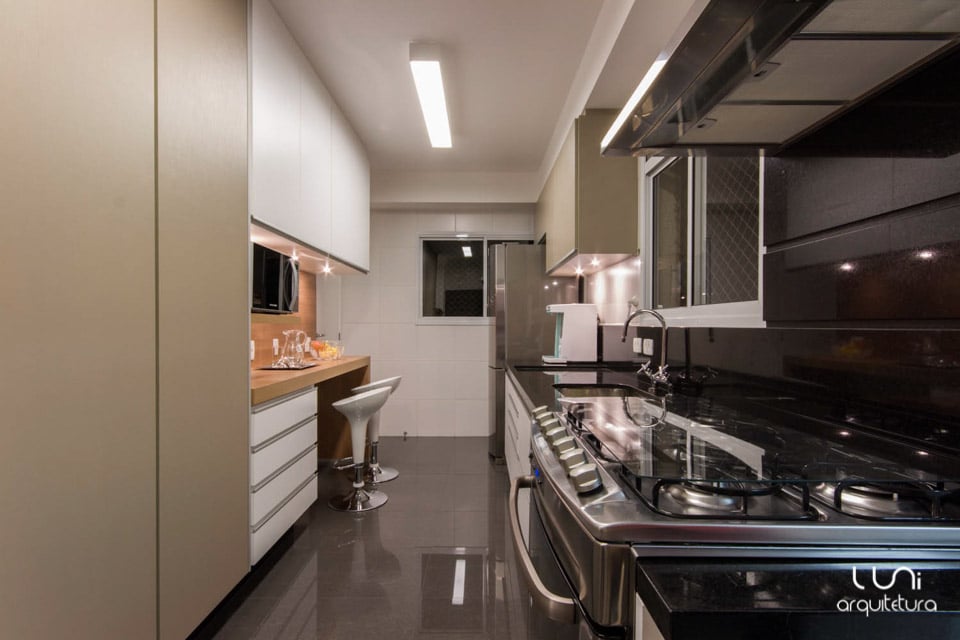 Cozinha de Apartamento com marmore e porcelanato projeto de arquitetura e construção