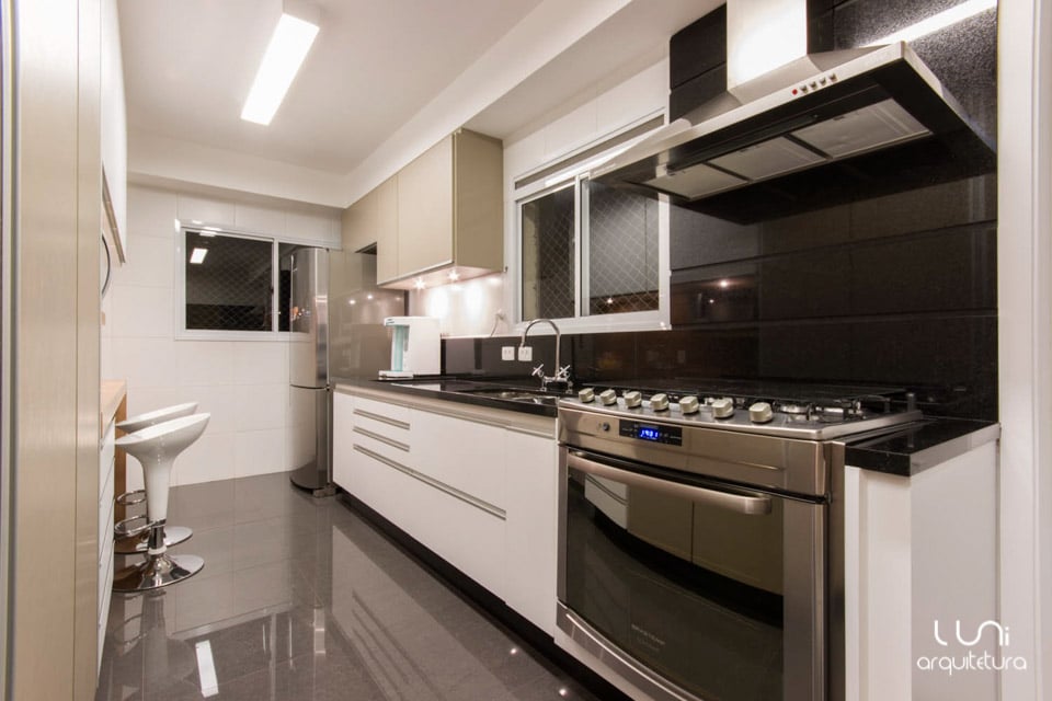 porcelanato para cozinha de casa e apartamento com mármore preto coifa e fogão