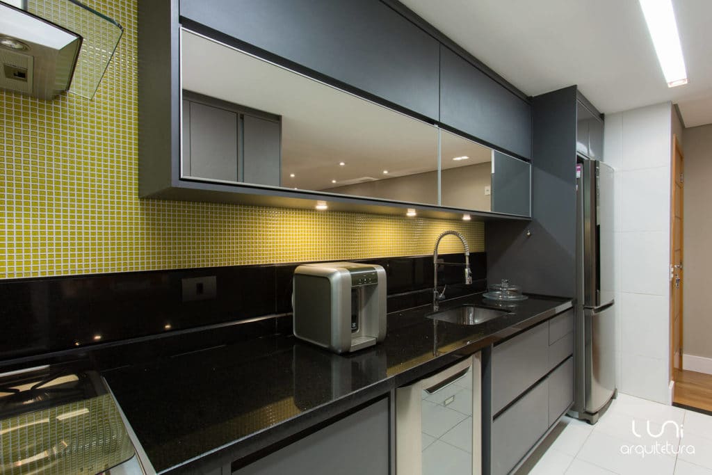 Cozinha-integrada-apartamento-cinza-Luni-Arquitetura-01