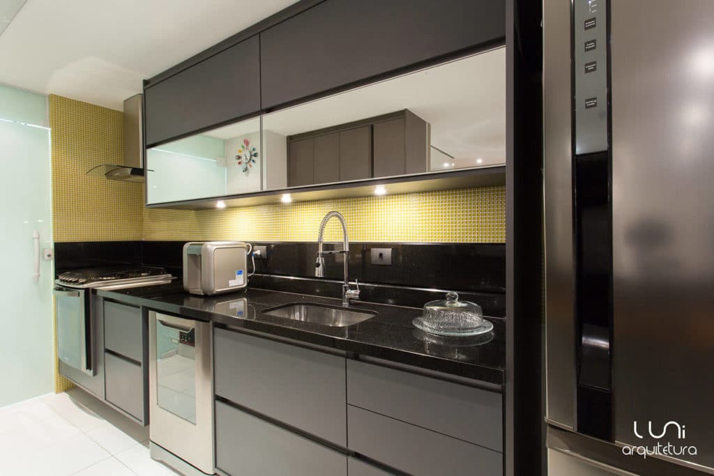 Cozinha-integrada-apartamento-cinza-Luni-Arquitetura-03