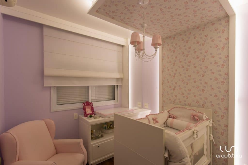 quarto de bebê decorado rosa com poltrona e berço