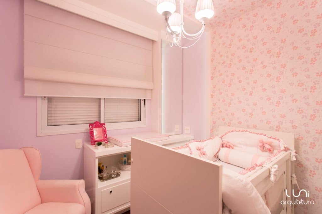 decoração para quarto de bebe rosa com papel de parede 