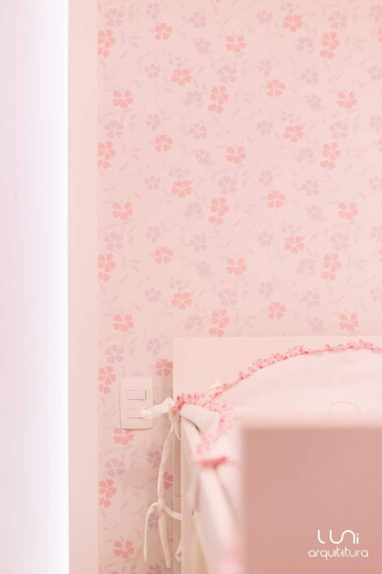 papel de parede rosa para quarto de bebê