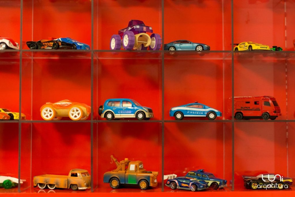display para miniatura de carros quarto infantil